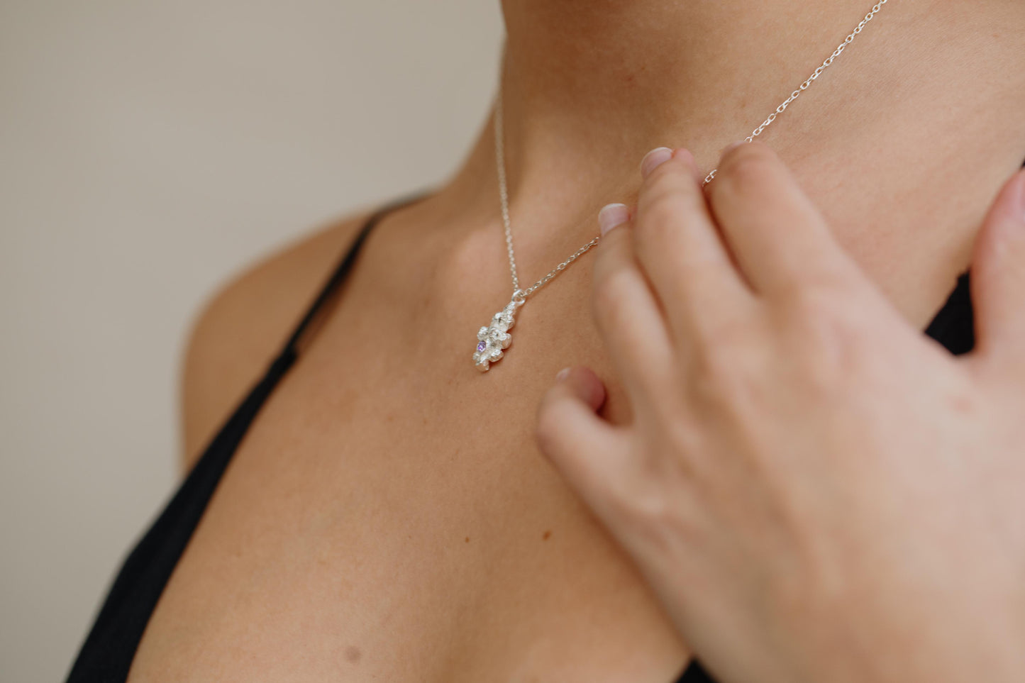 COLLAR ARENA PLATA 01