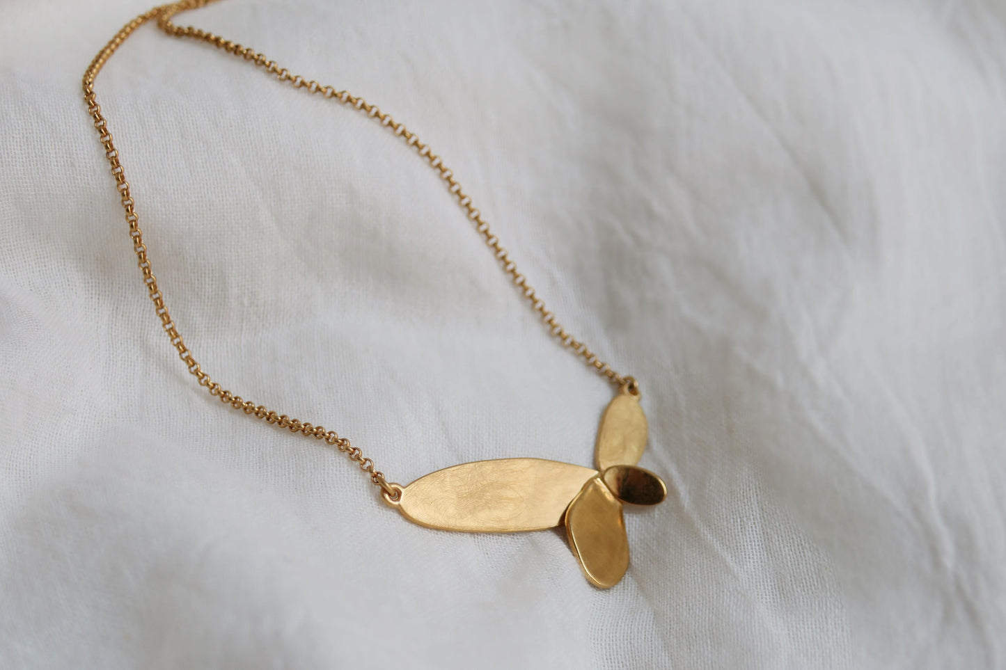 COLLAR LILIA ORO 02