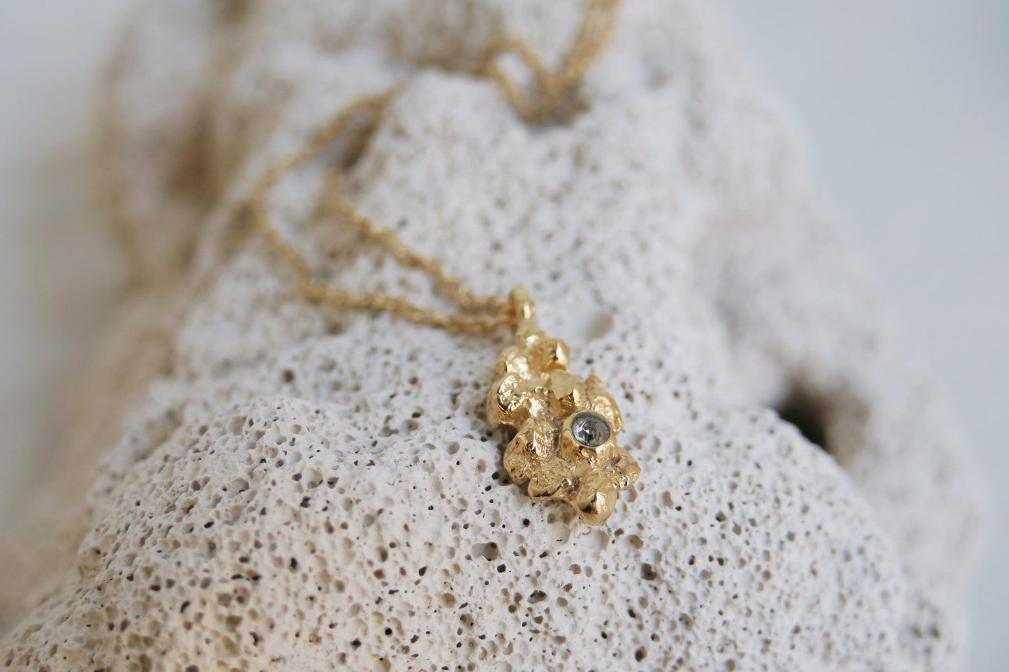 COLLAR ARENA ORO 01