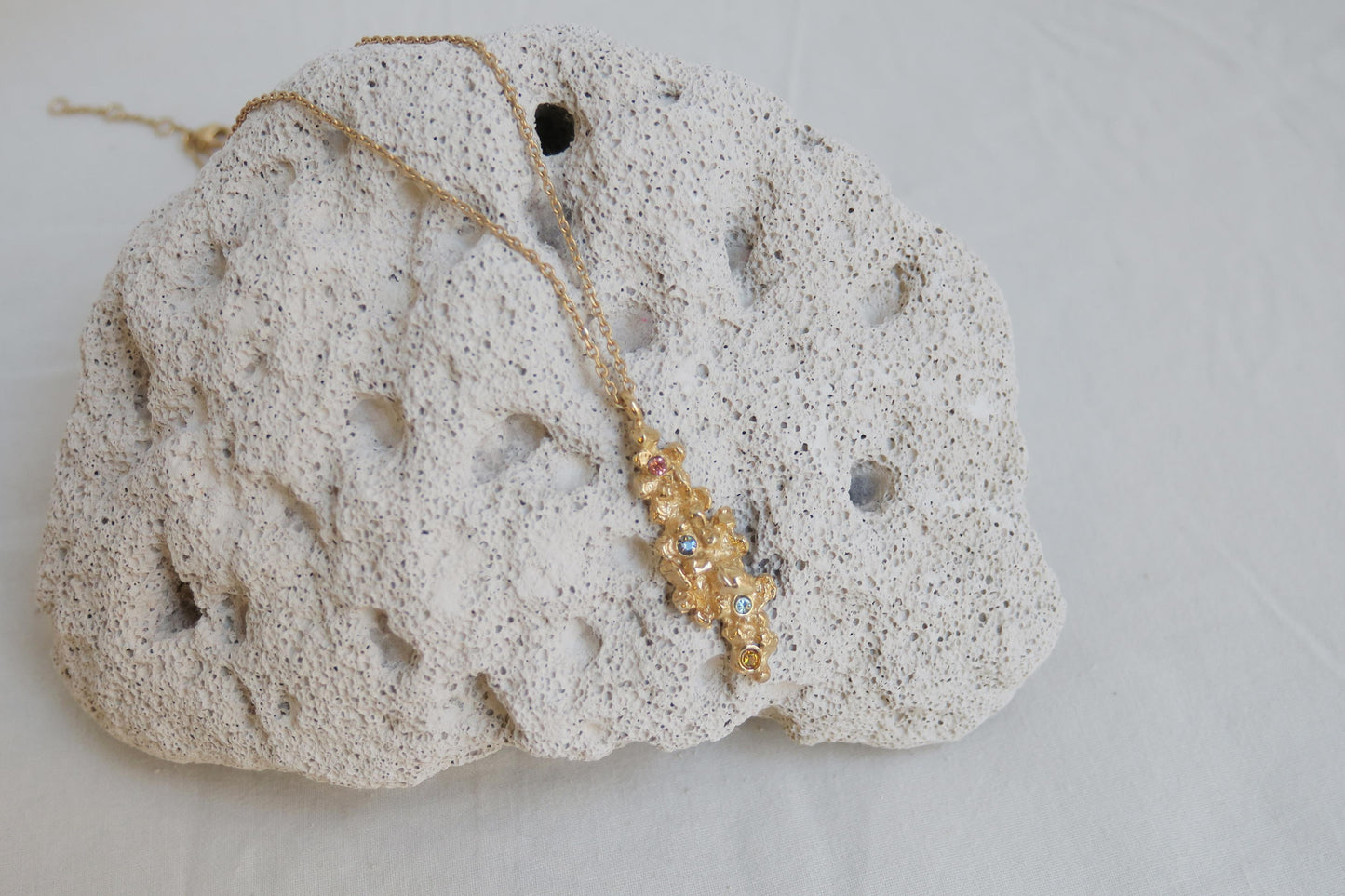 COLLAR ARENA ORO 02